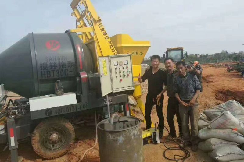 車載式強制攪拌拖泵，青島市“海綿”蓄水池施工建設(shè)